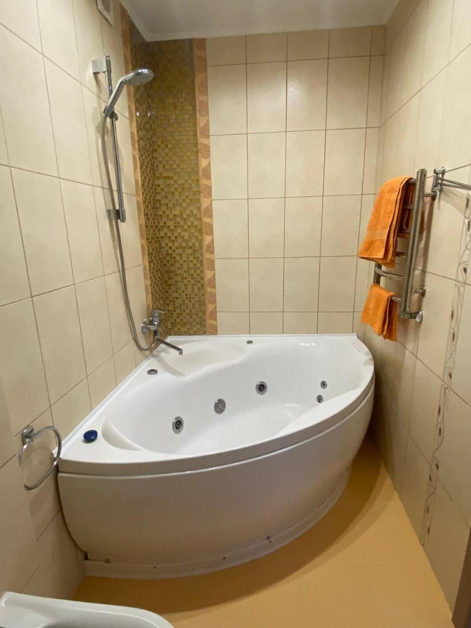 Apartpoltava Двокімнатні Апартаменти З Джакузі Біля Листопаду 외부 사진