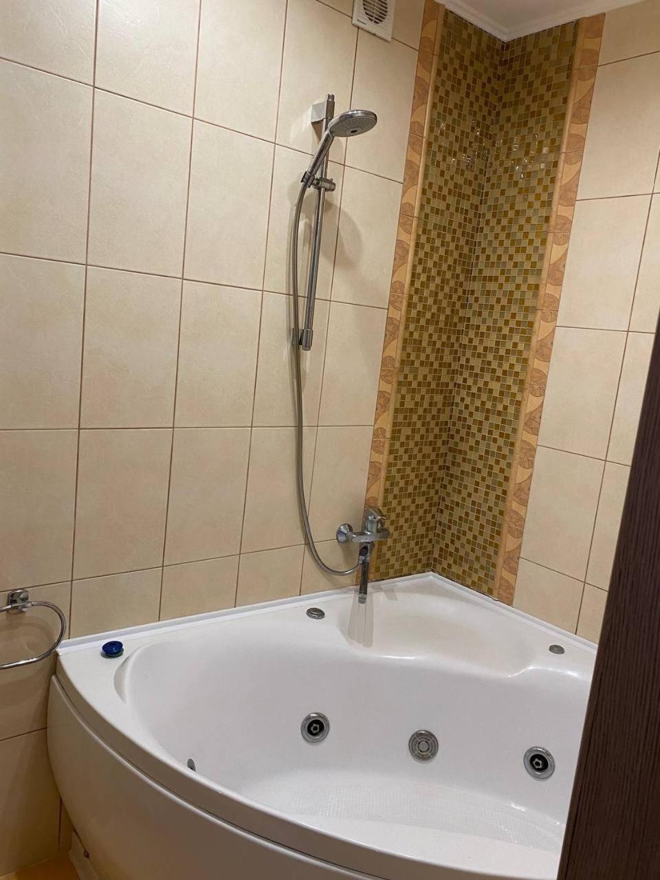Apartpoltava Двокімнатні Апартаменти З Джакузі Біля Листопаду 외부 사진